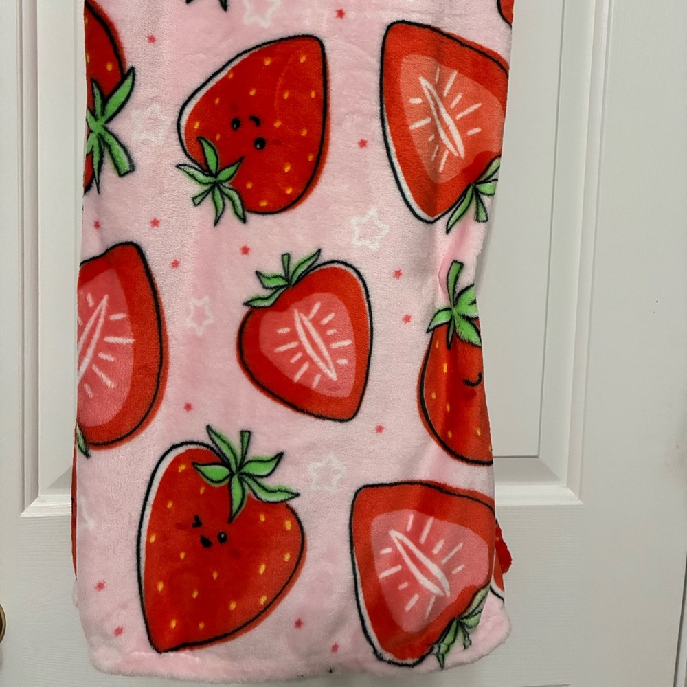 Strawberry dreams throw blanket